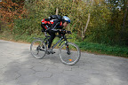 Kolarz Perp prezentuje jak należny jechać na rowerze aby stawiać możliwie mały opór aerodynamiczny
