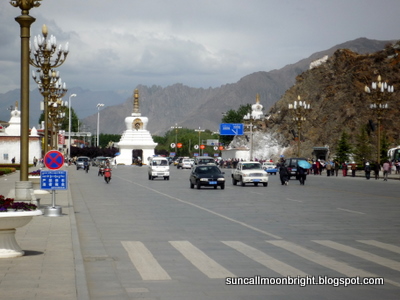 White stupas that reconnect the dragon vein in Lhasa