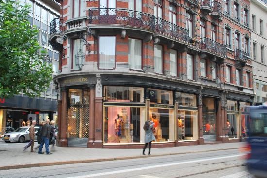 [dries-van-noten-store[4].jpg]