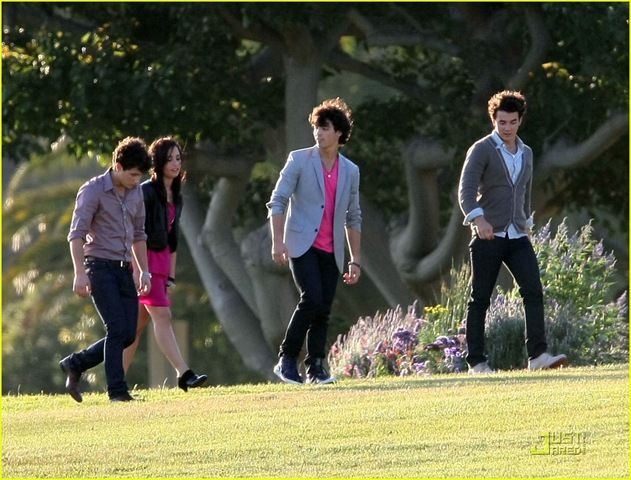 [selena-gomez-nick-jonas-wiffle-ball-22[4].jpg]