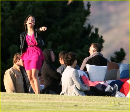 selena-gomez-nick-jonas-wiffle-ball-25