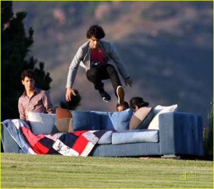 selena-gomez-nick-jonas-wiffle-ball-26