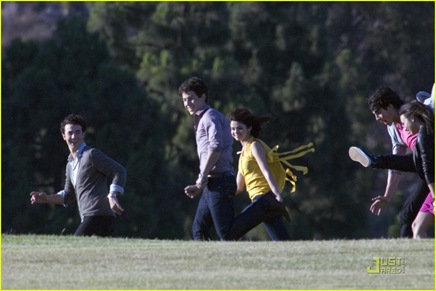 selena-gomez-nick-jonas-wiffle-ball-28