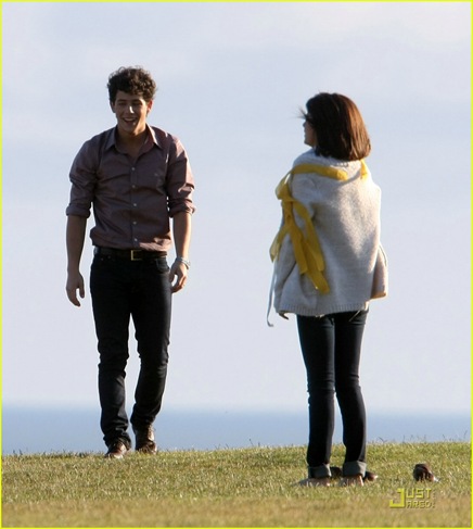 selena-gomez-nick-jonas-wiffle-ball-01