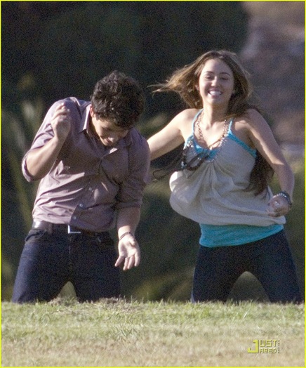 miley-cyrus-nick-jonas-hug-04