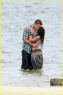 miley-cyrus-liam-hemswroth-kiss-14