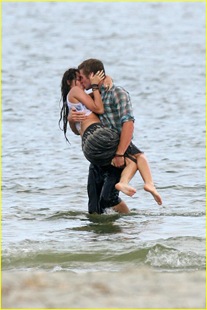 miley-cyrus-liam-hemswroth-kiss-15