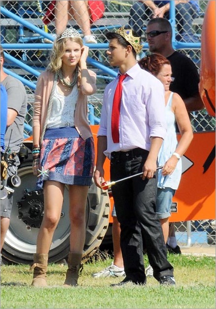 ©2009 RAMEY PHOTO 310_828_3445

LOS ANGELES_ 7_30_09

TAYLOR SWIFT_ TAYLOR LAUTNER_ EMMA ROBERTS AND HER BOYFRIEND_ FILMING VALENTINE_S DAY_ IN LA.

GV