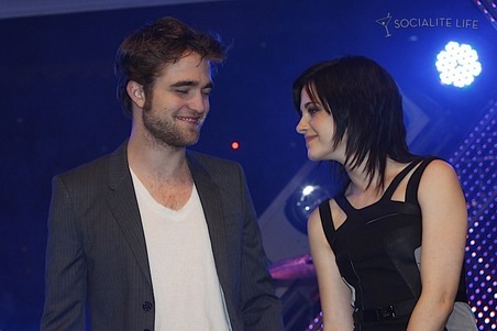 [gallery_main-robert-pattinson-kristen-stewart-taylor-lautner-new-moon-munich-2-photos-11142009-15[5].jpg]