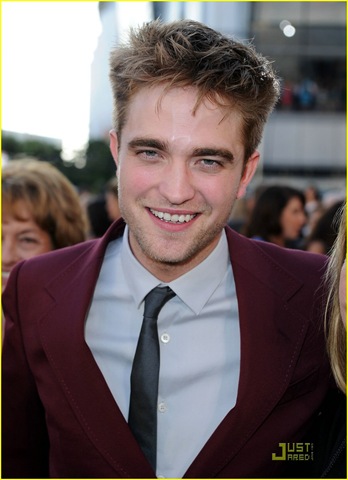 [robert-pattinson-eclipse-premiere-01[5].jpg]