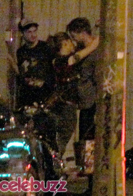 Robert Pattinson y Kriten Stewart besandose