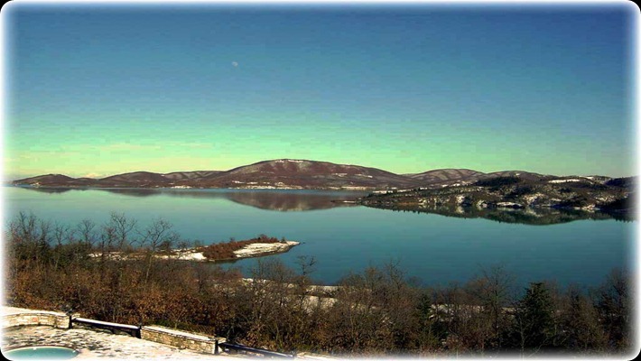 Λίμνη-Πλαστήρα  Η Λίμνη Πλαστήρα είναι λίμνη που βρίσκεται στο οροπέδιο της Νεβρόπολης στο Νομό Καρδίτσας. Είναι τεχνητή λίμνη, και το επίσημό της όνομα είναι λίμνη Ταυρωπού. Σχηματίστηκε το 1959 με την ολοκλήρωση του φράγματος στον ποταμό Ταυρωπό ή Μέγδοβα, η δε ιδέα για την κατασκευή της ανήκε στον στρατιωτικό και πολιτικό Νικόλαο Πλαστήρα, απ' όπου πήρε και το πιο γνωστό της όνομα. Η χρηματοδότηση της έγινε από χρήματα που χρωστούσε η Ιταλία στην Ελλάδα και την κατασκευή ανέλαβε γαλλική εταιρεία. Σήμερα τη διαχείριση του φράγματος έχει αναλάβει η ΔΕΗ. Να σημειωθεί ότι πριν την κατασκευή της λίμνης, υπήρχε στο οροπέδιο αεροδρόμιο, όπου προσγειώθηκε στην Ελλάδα το πρώτο συμμαχικό αεροπλάνο. 
