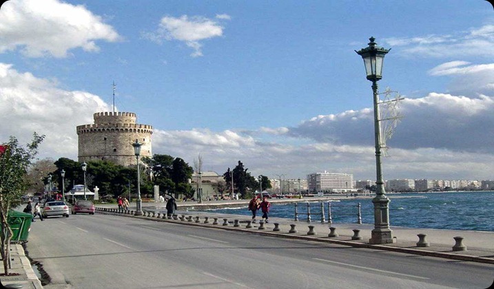 Κεντρική-Μακεδονία-Θεσσαλονίκη.  Η Θεσσαλονίκη είναι μια ιστορική πόλη της Ελλάδας. Στη μακρά ιστορική της πορεία βρέθηκε υπό την κατοχή διάφορων λαών και απετέλεσε τόπο πολιτισμικής σύγκλισης πολλών εθνοτήτων. Από το 1912 και τη λήξη του Α’ Βαλκανικού Πολέμου αποτελεί τη δεύτερη μεγαλύτερη πόλη του σύγχρονου ελληνικού κράτους και σήμερα είναι η μεγαλύτερη πόλη της Μακεδονίας και πρωτεύουσα της περιφέρειας Κεντρικής Μακεδονίας, με πληθυσμό 800.764 κατοίκους 2001.