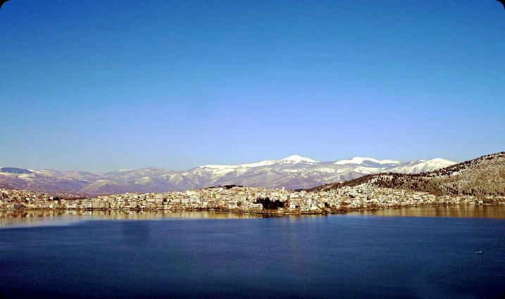 Μακεδονία-Καστοριά.  Η καστοριά  βρίσκεται στο δυτικό άκρο της Δυτικής Μακεδονίας η Καστοριάς συνορεύει βόρεια με το νομό Φλώρινας, νότια ανατολικά και νοτιοανατολικά με τους νομούς Γρεβενών και Κοζάνης, νοτιοδυτικά με το νομό Ιωαννίνων και δυτικά με την Αλβανία. Με 20.000 κατοίκους περίπου