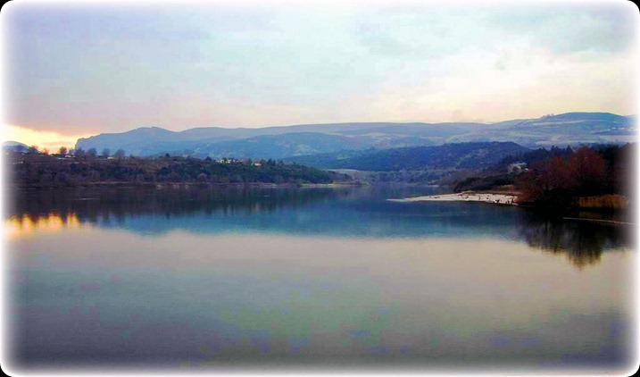 Κεντρική Μακεδονία - Ημαθία - Ποταμός Αλιάκμονας. Ποταμός της Δυτικής Μακεδονίας, ο μεγαλύτερος ποταμός της Ελλάδας, που βρίσκεται εξ ολοκλήρου σε ελληνικό έδαφος, πηγάζει από τα όρη Βόιο και Βαρνούντα και έχει συνολικό μήκος 297 km. Κατά το πέρασμα του απο τον Νομό Ημαθίας δημιουργούνται πολλοί παραπόταμοι του. Πολλά ορεινά ρέματα καταλήγουν να εκβάλλουν μέσα στην κοίτη του. 
