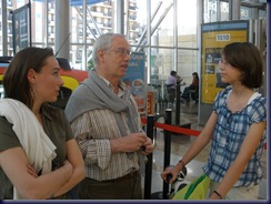 El Presidente del Jurado y la Representante de Fiat, charlando con Celia Blanco Medina tras la entrega del Premio.