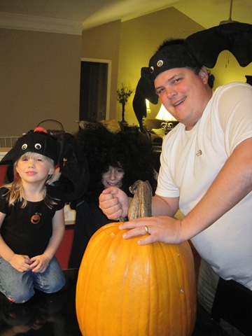 [carving pumpkin 001[2].jpg]
