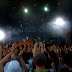 İşte canlı performanslarıyla seyirciye her saniye pozitif enerji yayan, hemen hemen her şarkıda seyirciyi şarkıya dahil eden, keyif verici ingiliz grup, Kaiser Chiefs.