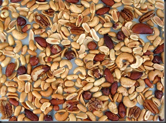 800px-Mixed_nuts_spread