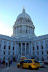 Concerts on the Square: En taxichauffør venter foran State Capitol i Madison, mens klassisk musik bliver spillet af The Wisconsin Chamber Orchestra. Foto: Thomas Gam Nielsen