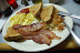 Morgenmad på South Fork Cafe i Riverfalls: Hash brown potatoes, bacon, two eggs, toasted bread og ketchup. Foto: Thomas Gam Nielsen