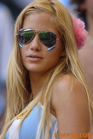 A Female Argentina fan
