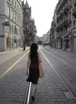 [mujer caminando ciudad[3].jpg]