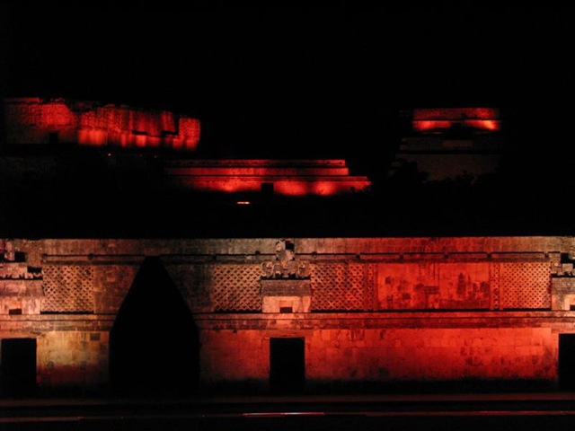 [MX09_Uxmal_Light Show[4].jpg]