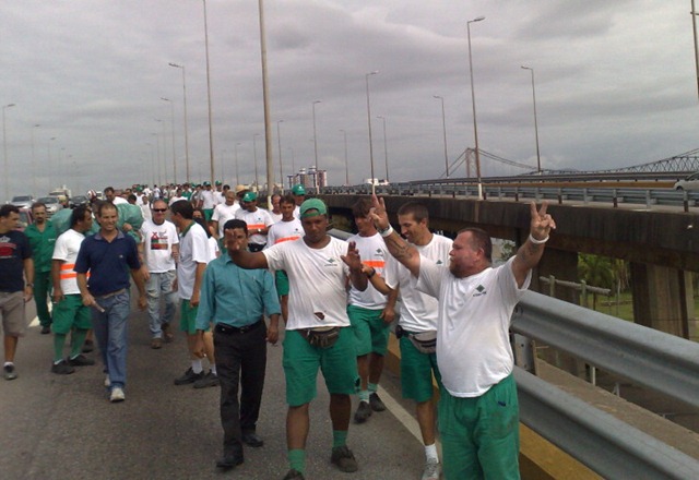 [blog_17_03_2010_florianopolis_funcionarios_da_comcap_em_protesto_na_ponte_pedro_ivo_campos[5].jpg]