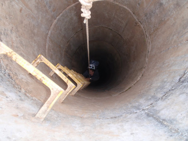 Mamen apareciendo por el pozo de hormigón.