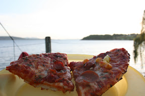 ...und Pizza! Vonner Tanke! Fuer 1000 oder mehr.