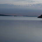 Und da auf der anderen Seite des Fjords gehen in Stavanger grad die Lichter an.