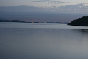 Und da auf der anderen Seite des Fjords gehen in Stavanger grad die Lichter an.