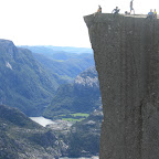 Dieses Bild muss jeder haben, der da hochkletter. Slartibartfas hat extra deswegen einen Foto-Felsen neben dem Preikestolen angebracht, damit das auch wirkt. Hier Erich und elsbesen.