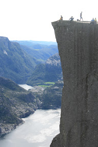 Dieses Bild muss jeder haben, der da hochkletter. Slartibartfas hat extra deswegen einen Foto-Felsen neben dem Preikestolen angebracht, damit das auch wirkt. Hier Erich und elsbesen.