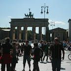 Samstag, 15.53 Uhr, Berlin. Millionen von Menschen vorm B-Tor. Wie auf'm Jahrmarkt.