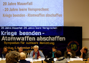 Hot discussions "ending wars - banning nukes" (M. Küpker, W. Gehrcke, H-C. Ströbele, F. Drohsel, O. Nassauer. M. Steinbach)<br />
Photo: Caroline Schenck