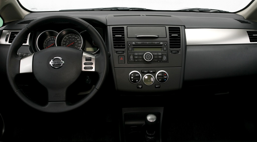 [Nissan Tiida 2010[3].jpg]
