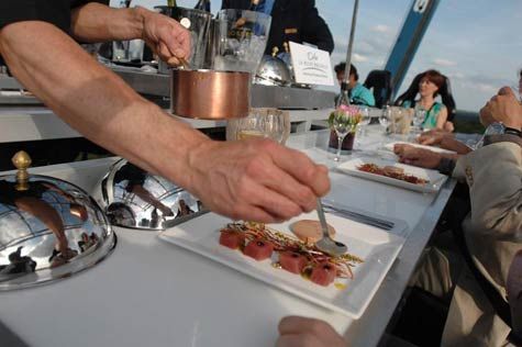 รูปภาพ Dinner in the Sky ภัตตาคารลอยฟ้า สวยและเสียวไปในตัว
