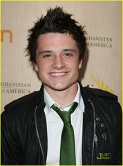 [simon-curtis-josh-hutcherson-palm-party-08[2].jpg]