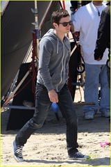 [elijah-wood-television-setmytext02[2].jpg]