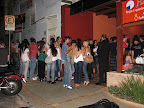 Fila na entrada virando a esquina