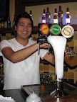 JR Magon tirando um Weizenbier