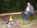Vinicius contemplando o fogo