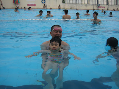 Hai bé Bi và Uyên học bơi