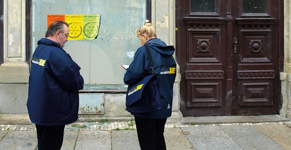Horst Goldschmidt und Heidi Voigt dokumentieren im Einsatz für den Bürgerdienst LE Schäden und Auffälliges. Foto: Ute König buergerdienst_fenster