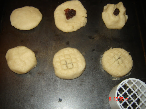 خطوات إضافة الحشو:  (كما هو واضح في الصورة - نبدأ من اليسار إلى اليمين) نبدأ بعمل الكرة، ثم نصنع حفرة صغيرة في الوسط، ثم نضيف الحشو، ونغلق أطراف العجين على الحشو ونشكلها على شكل كرة مرة أخرى، ثم نستخدم الشوكة (أو أداة نقش الكعك - مثل تلك التي تظهر في الصورة) لنقش الكعك.