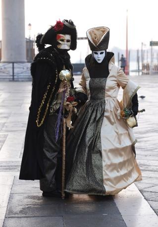[Carnevale 2011 - foto il martedi grasso a venezia - maschera ed erotismo10[5].jpg]
