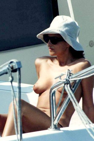 [Monica Belluci Topless 4[2].jpg]
