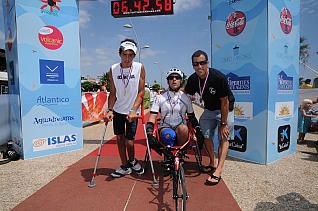 Eneko Llanos junto a sus 2 compañeros